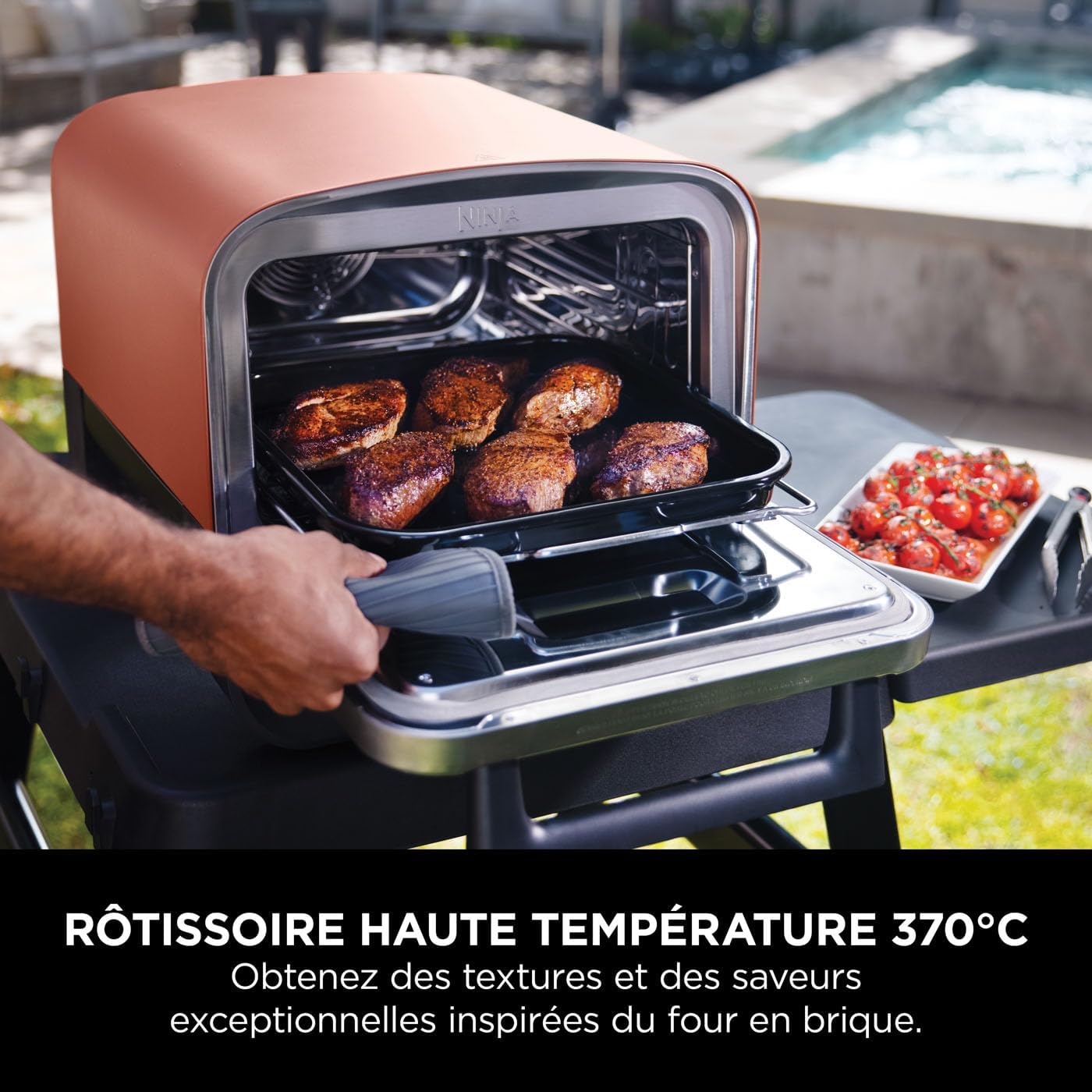 Ninja Woodfire Four à pizza extérieur électrique 8-en-1, rotissoire & fumoir barbecue avec grille, plaque pro-heat, pierre à pizza, granulés de bois et pelle, 6 réglages, orange foncé OO101EU