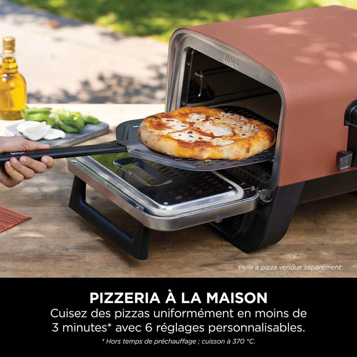 Ninja Woodfire Four à pizza extérieur électrique 8-en-1, rotissoire & fumoir barbecue avec grille, plaque pro-heat, pierre à pizza, granulés de bois et pelle, 6 réglages, orange foncé OO101EU
