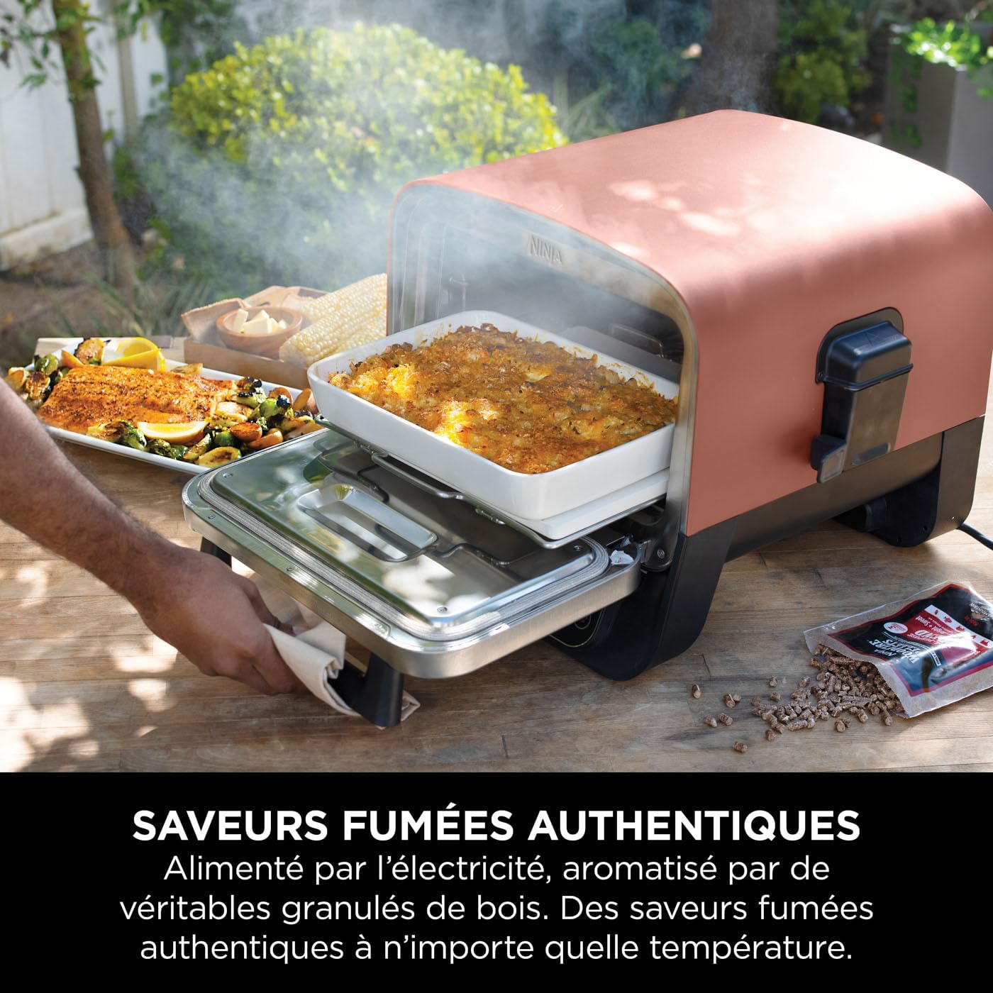 Ninja Woodfire Four à pizza extérieur électrique 8-en-1, rotissoire & fumoir barbecue avec grille, plaque pro-heat, pierre à pizza, granulés de bois et pelle, 6 réglages, orange foncé OO101EU