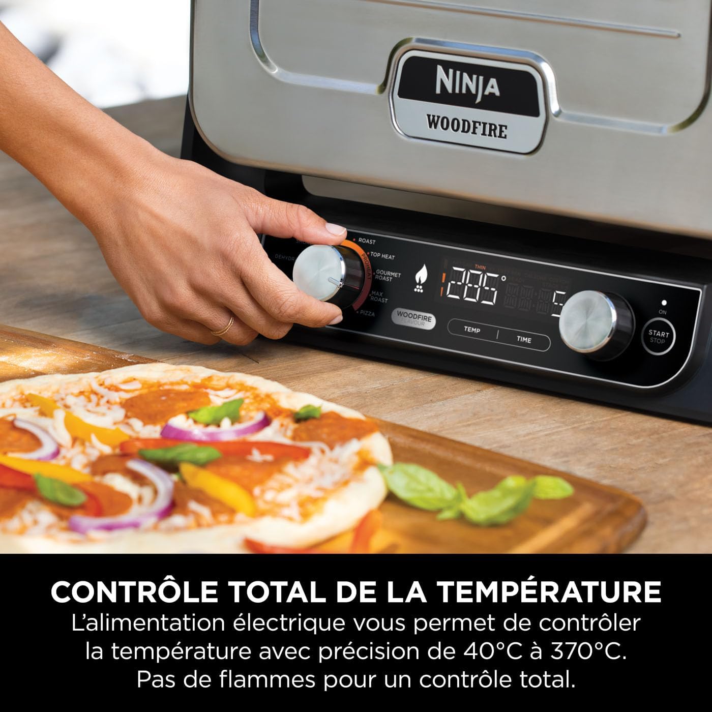 Ninja Woodfire Four à pizza extérieur électrique 8-en-1, rotissoire & fumoir barbecue avec grille, plaque pro-heat, pierre à pizza, granulés de bois et pelle, 6 réglages, orange foncé OO101EU