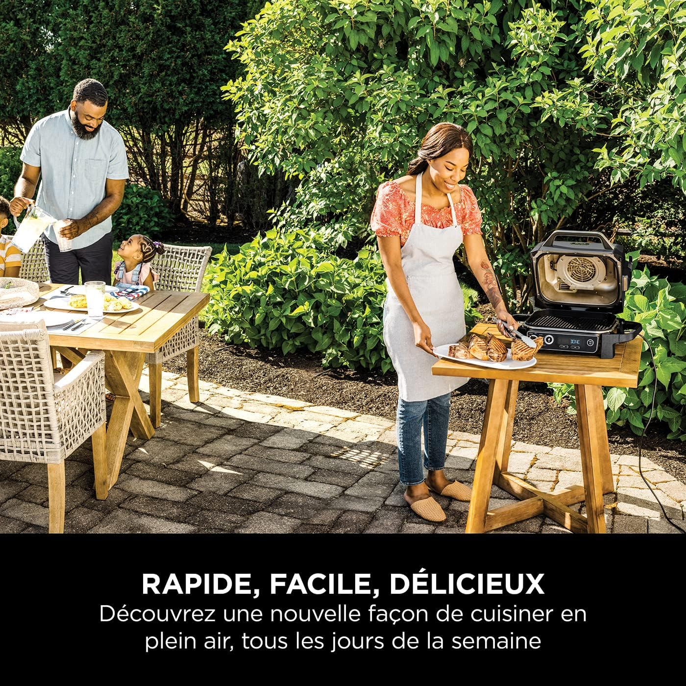 Ninja Woodfire barbecue électrique, grill, fumoir & air fryer, barbecue extérieur 7 en 1, grill, air fryer, fumer, rôtir, four, résistant aux intempéries, antiadhésif, portatif, gris/noir OG701EU