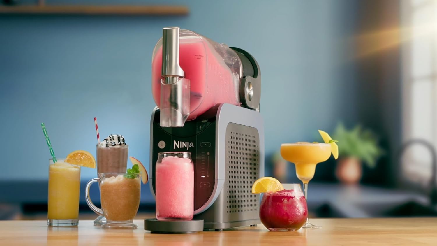 Ninja SLUSHi Machine à boissons glacées, granités, cocktails, frappés, milkshakes et jus glacés, vu on TikTok, sans glace ni préparation requises, capacité 1,9 l, bleu et gris FS301EU