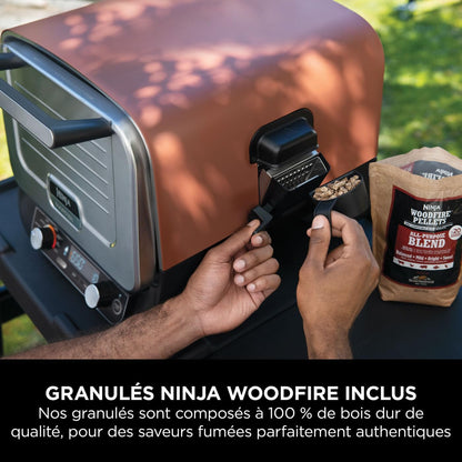 Ninja Woodfire Four à pizza extérieur électrique 8-en-1, rotissoire & fumoir barbecue avec grille, plaque pro-heat, pierre à pizza, granulés de bois et pelle, 6 réglages, orange foncé OO101EU